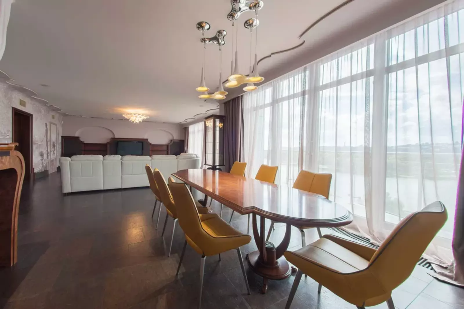 Riviera Riverside  18        1