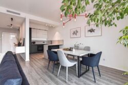 2-    Riviera Riversid, .  , 18  3