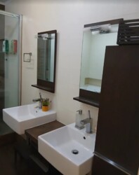 Здається 4-х кімнатна квартира в самому центрі міста, гарний стан, все є. фото 5 Здається 4-х кімнатна квартира в самому центрі міста, гарний стан, все є. фото 5