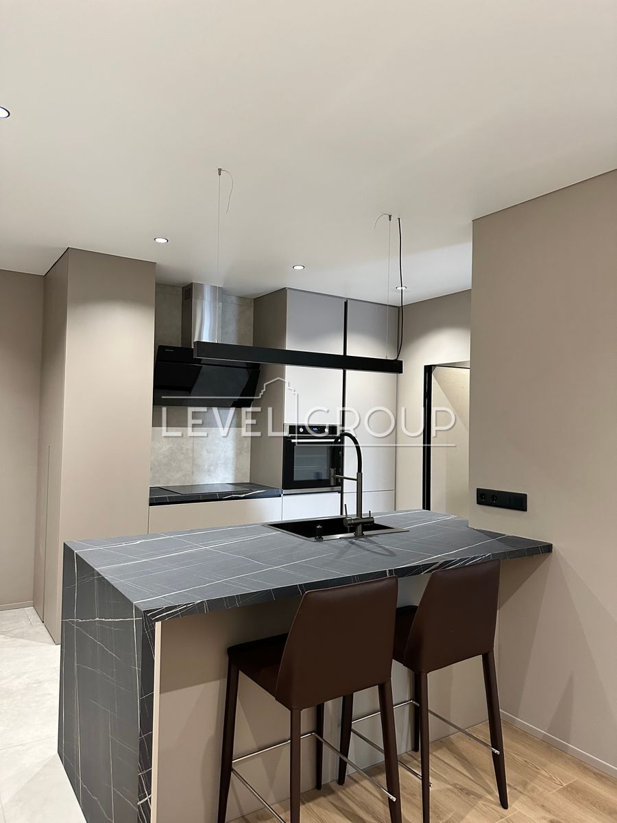       Podil Plaza&Residence,  : . , 73  1