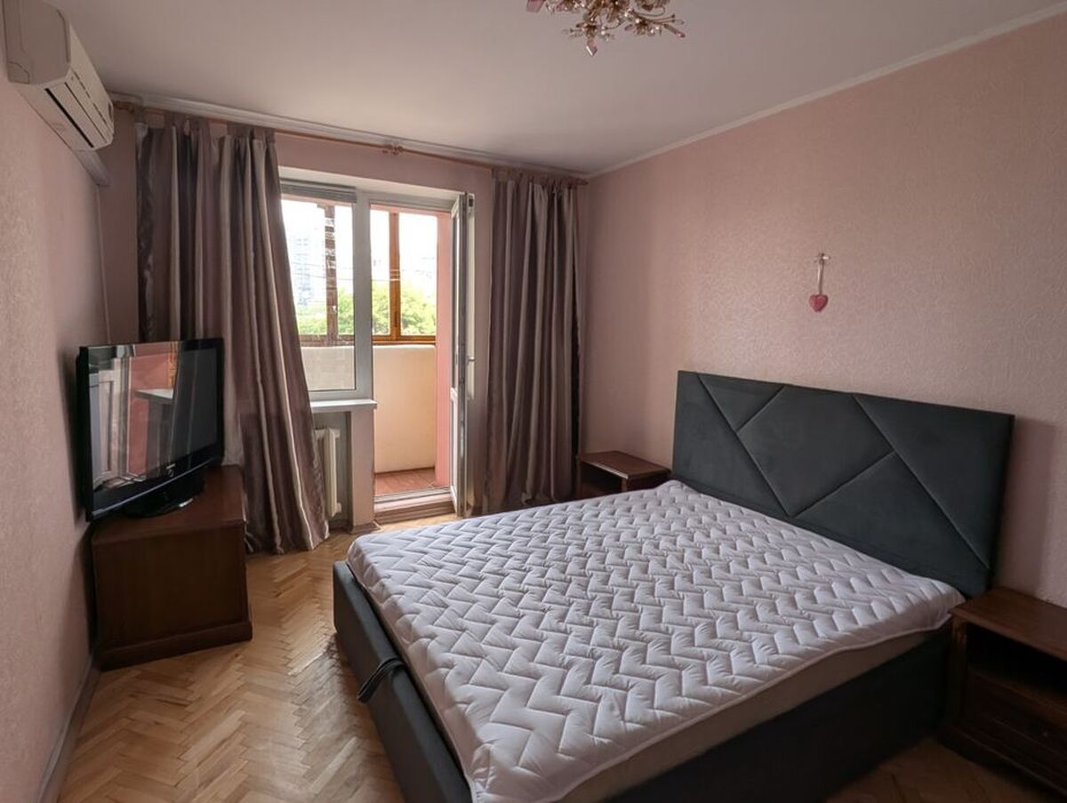Голосіївський/Площа Українських Героїв/вул. Тарасівська,20 фото 1 Голосіївський/Площа Українських Героїв/вул. Тарасівська,20 фото 1