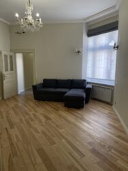 Простора вітальня 3-кімнатної квартири у Львові Світла вітальня з сучасним ремонтом у квартирі 112 м² в центрі Львова