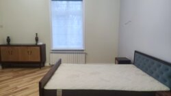 Спальня у квартирі на оренду у Львові Затишна спальня з великим вікном у 3-кімнатній квартирі Львів