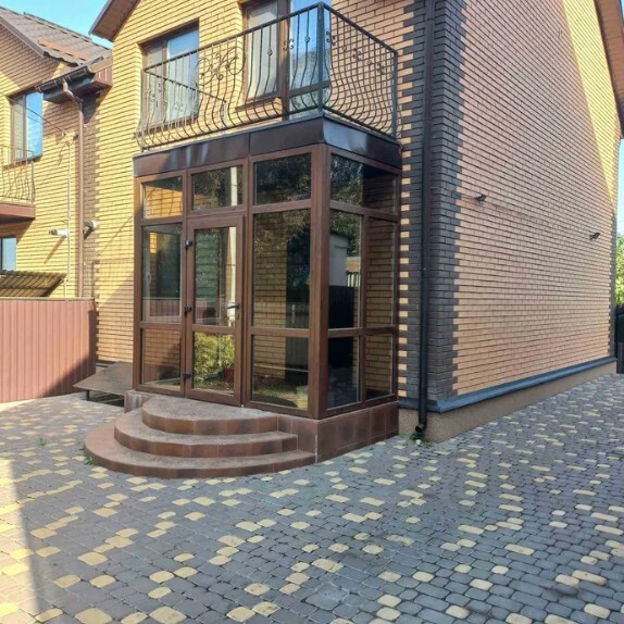 Здається 2-х поверховий будинок в р-ні Старе місто. Все є. Добрий стан. фото 1 Здається 2-х поверховий будинок в р-ні Старе місто. Все є. Добрий стан. фото 1