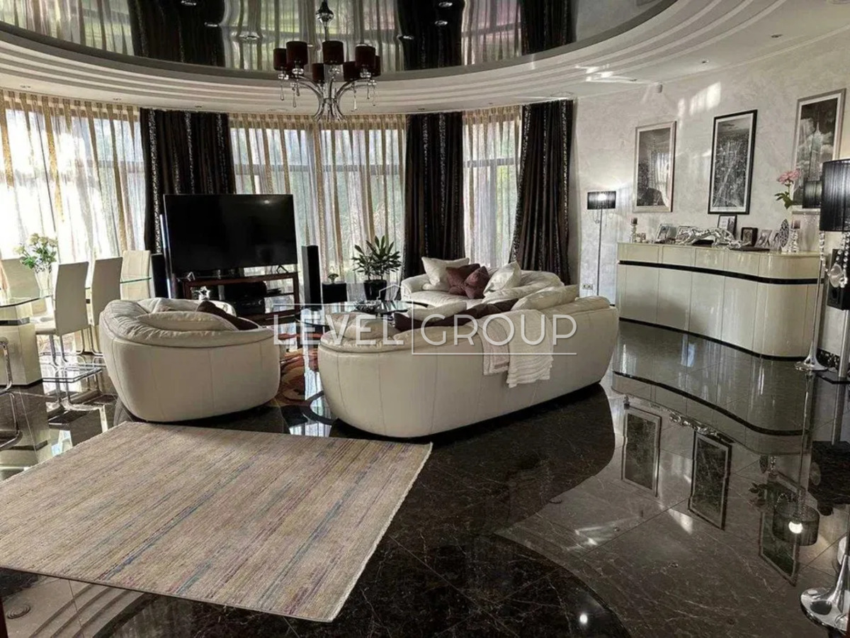 ������ ������� 560 �.��. � �.�. ����� (�����-�����) � �������� ���� 1