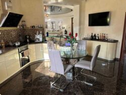 ������ ������� 560 �.��. � �.�. ����� (�����-�����) � �������� ���� 6