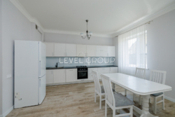   1652    Alpen Park,   8