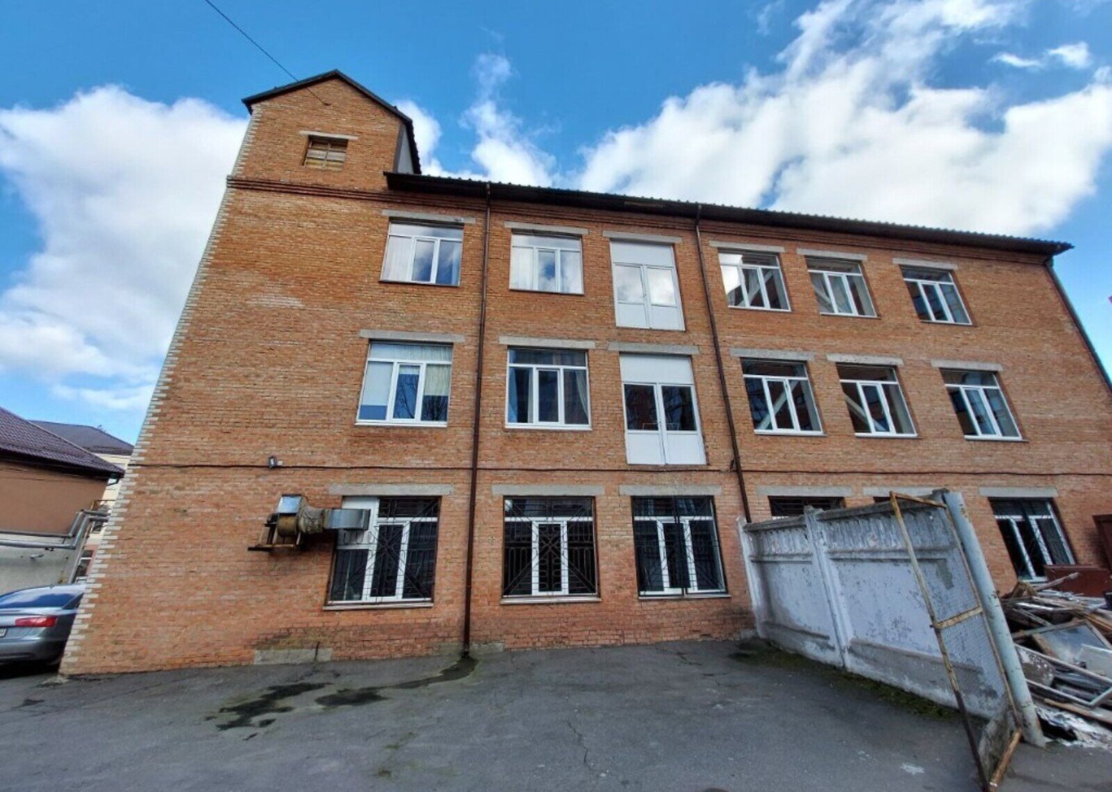 Оренда комерційного приміщення на вул. Замостянська, площа 2300 кв.м фото 1 Оренда комерційного приміщення на вул. Замостянська, площа 2300 кв.м фото 1