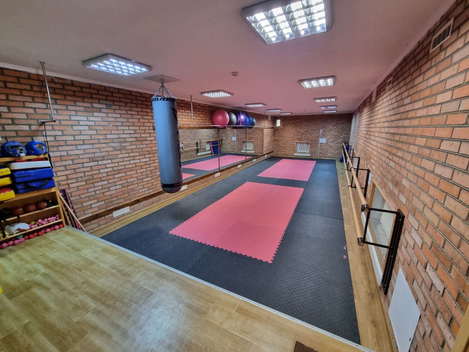 Оренда Спортивної зали для тренувань. На вул. Левка Лук'яненка (Ватутіна) 27, приміщень - 1, цокольний поверх фото 1 Оренда Спортивної зали для тренувань. На вул. Левка Лук'яненка (Ватутіна) 27, приміщень - 1, цокольний поверх фото 1