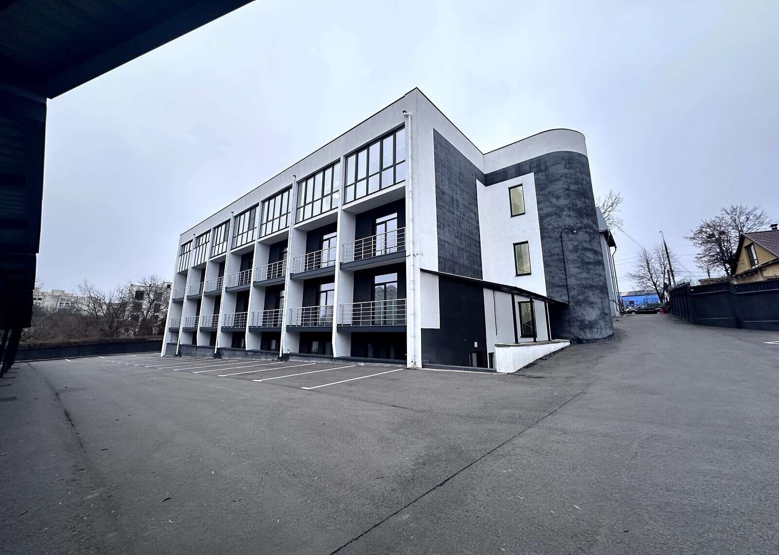 Оренда офісного приміщення на вул. Малиновського, цоколь з повноцінними вікнами фото 1 Оренда офісного приміщення на вул. Малиновського, цоколь з повноцінними вікнами фото 1