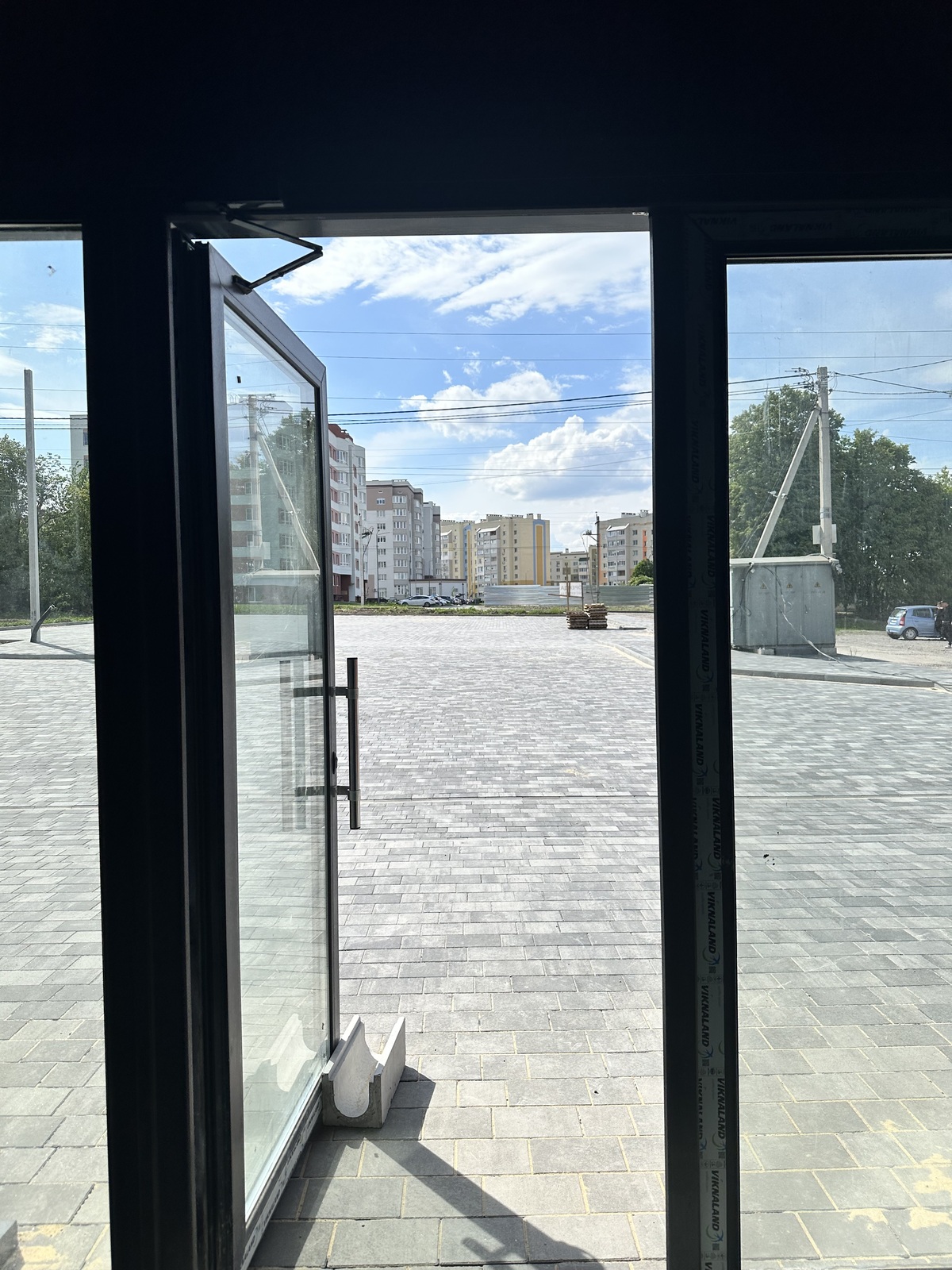 Торговельне приміщення 800 м² фото 1 Торговельне приміщення 800 м² фото 1