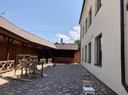 Перший поверх нежитлової будівлі з літньою площадкою фото 3 Перший поверх нежитлової будівлі з літньою площадкою фото 3