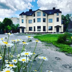 Перший поверх нежитлової будівлі з літньою площадкою фото 1 Перший поверх нежитлової будівлі з літньою площадкою фото 1