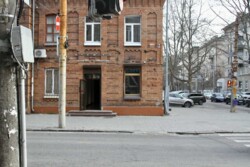 Оренда для магазина, салона, аптеки у центрі на Мономаха 74м фото 2 Оренда для магазина, салона, аптеки у центрі на Мономаха 74м фото 2