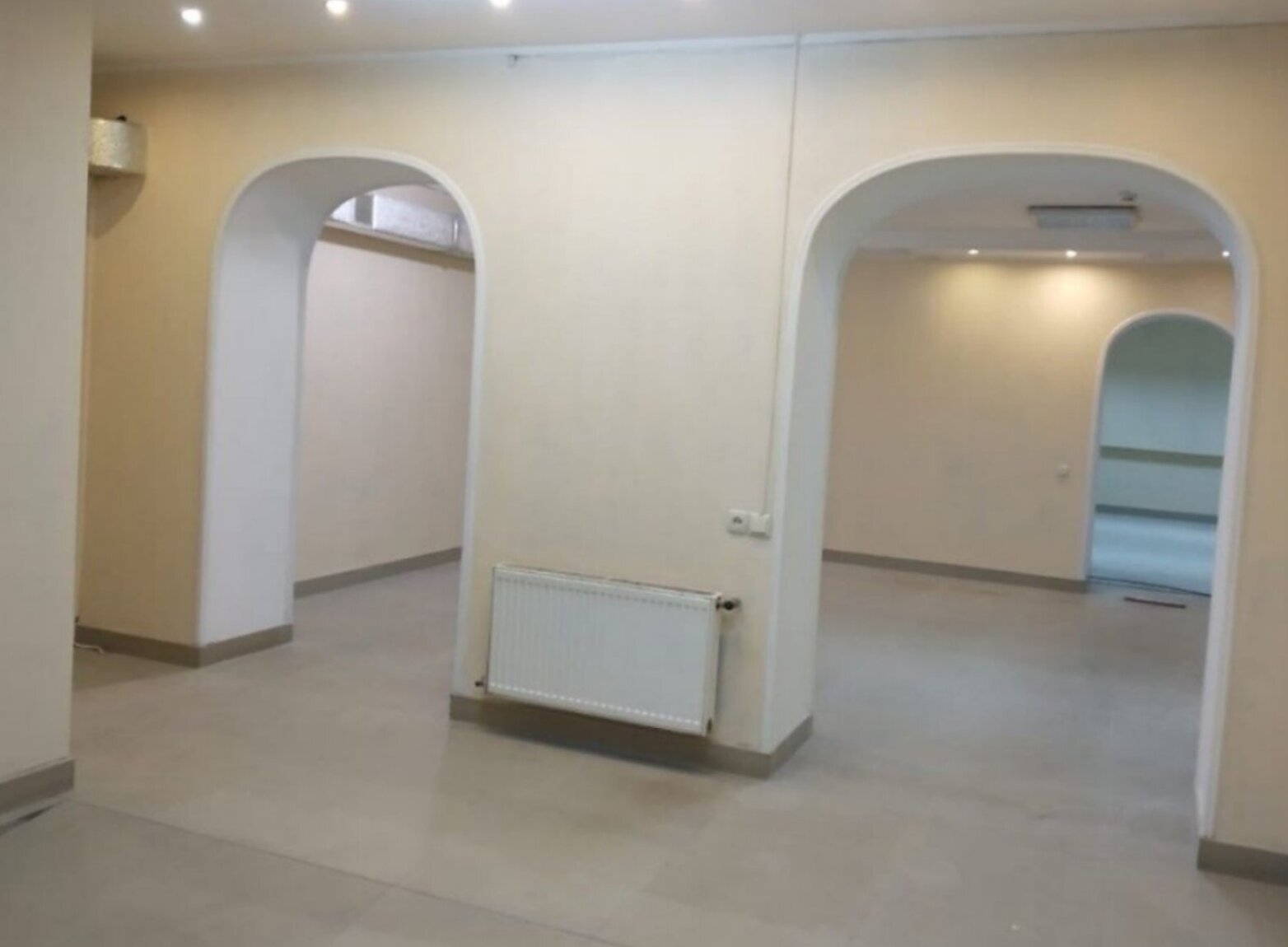 Здається комерційне приміщення вільного призначення. Площа 100 м2. 1 лінія фото 1 Здається комерційне приміщення вільного призначення. Площа 100 м2. 1 лінія фото 1