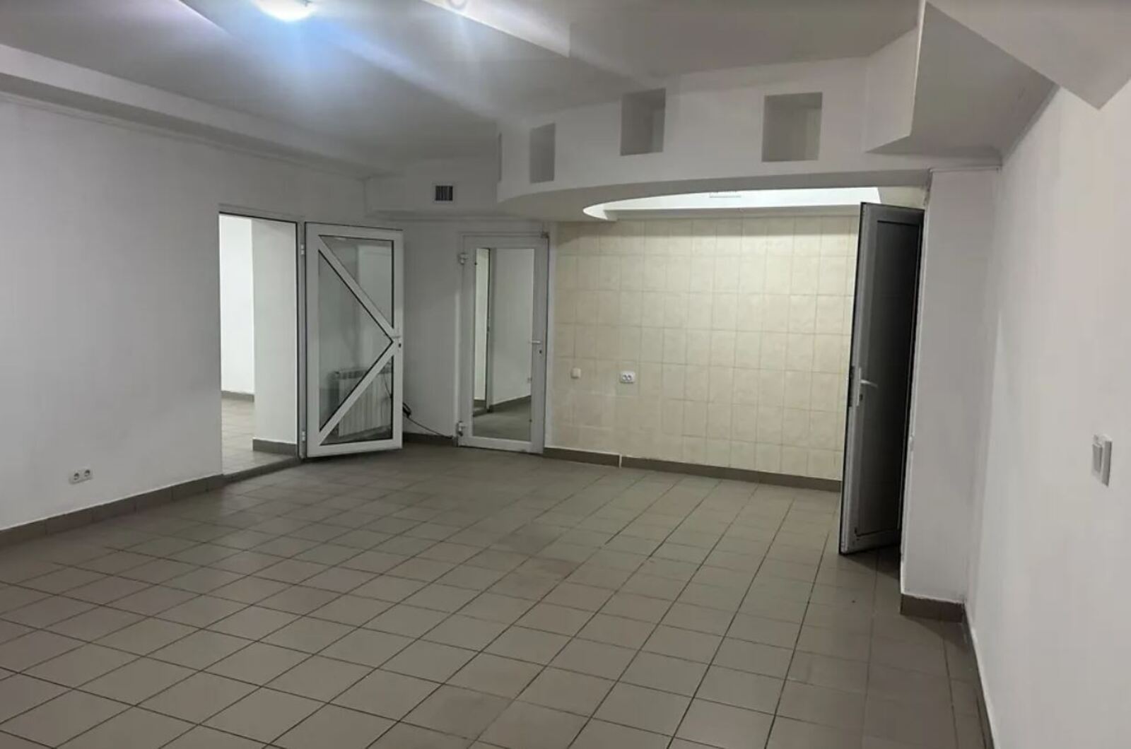 Здається комерційне приміщення 70 кв.м. Вигідна ціна, гарне місце, р-н Поділля фото 1 Здається комерційне приміщення 70 кв.м. Вигідна ціна, гарне місце, р-н Поділля фото 1