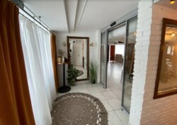     . ,  700 . ( Roshen)  33