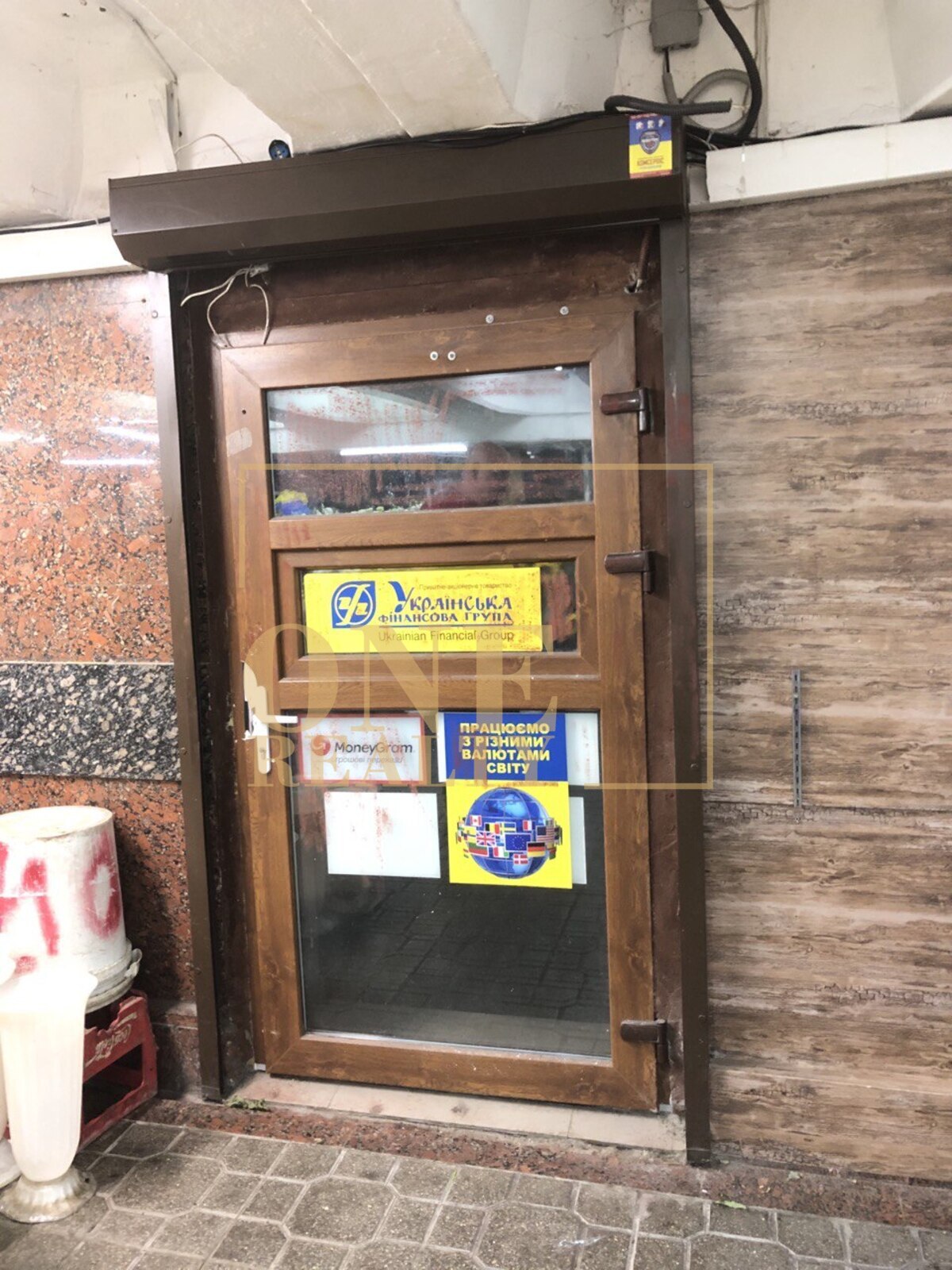 💱 Оренда приміщення під обмін валют — метро Майдан Незалежності, біля входу в ТЦ «Глобус» фото 1 💱 Оренда приміщення під обмін валют — метро Майдан Незалежності, біля входу в ТЦ «Глобус» фото 1
