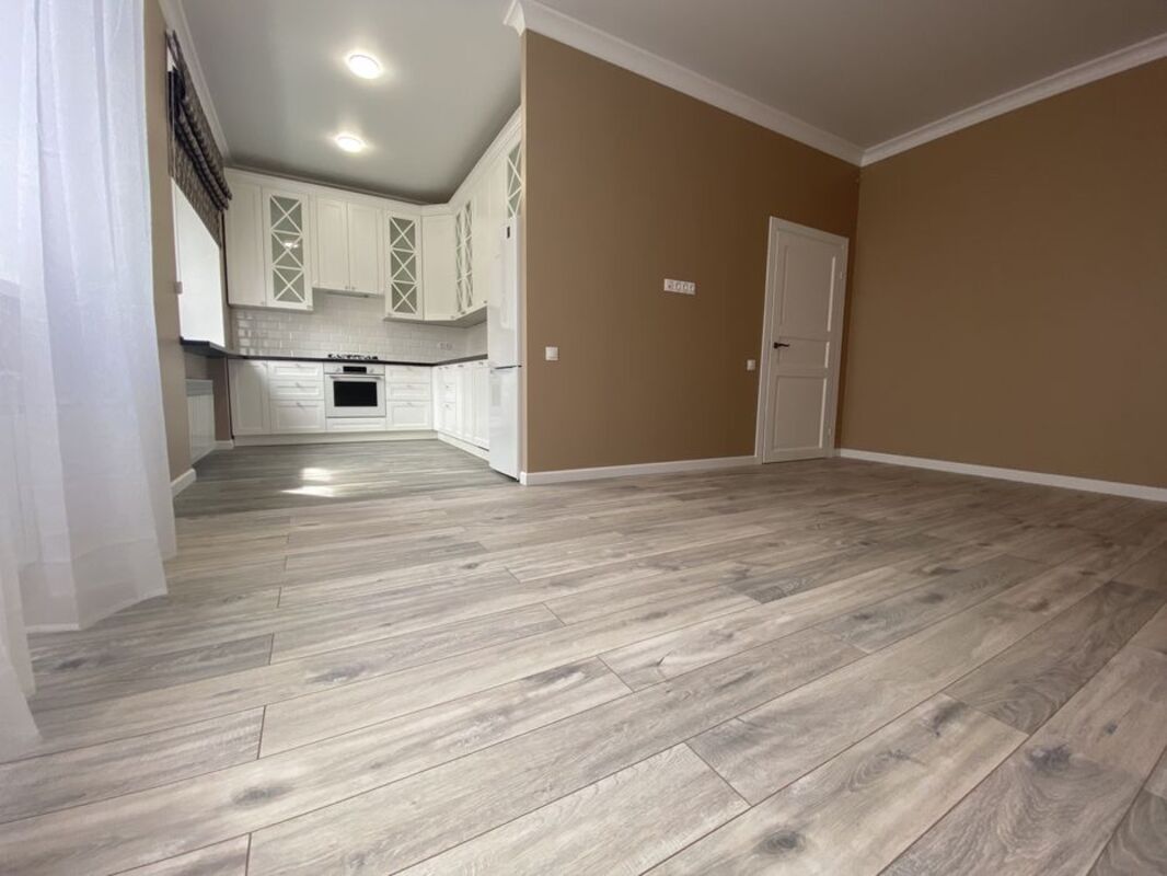 Продам 3к квартиру в сталинке, 75 м.кв. в самом сердце Печерска, ул. Маккейна 39а фото 1 Продам 3к квартиру в сталинке, 75 м.кв. в самом сердце Печерска, ул. Маккейна 39а фото 1