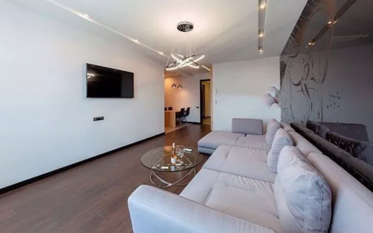  2    Royal Tower  ,  37  1