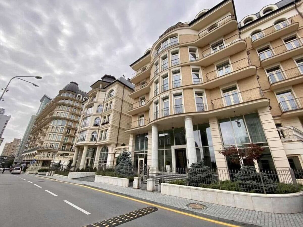  !  5 . . 4  Renaissance Residence  1