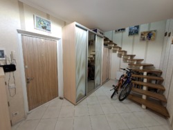 Продам двухуровневую квартиру в районе Монолит фото 5 Продам двухуровневую квартиру в районе Монолит фото 5