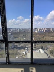 Трикімнатна квартира на проспекті Шевченка навпроти Парку Перемоги, бічний вид моря, середній поверх