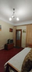 3-кімнатна квартира в центрі на вул. Гімназичній, окремий вхід, власний палісадник та підвал