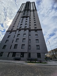 Трикімнатна квартира на проспекті Шевченка навпроти Парку Перемоги, бічний вид моря, середній поверх