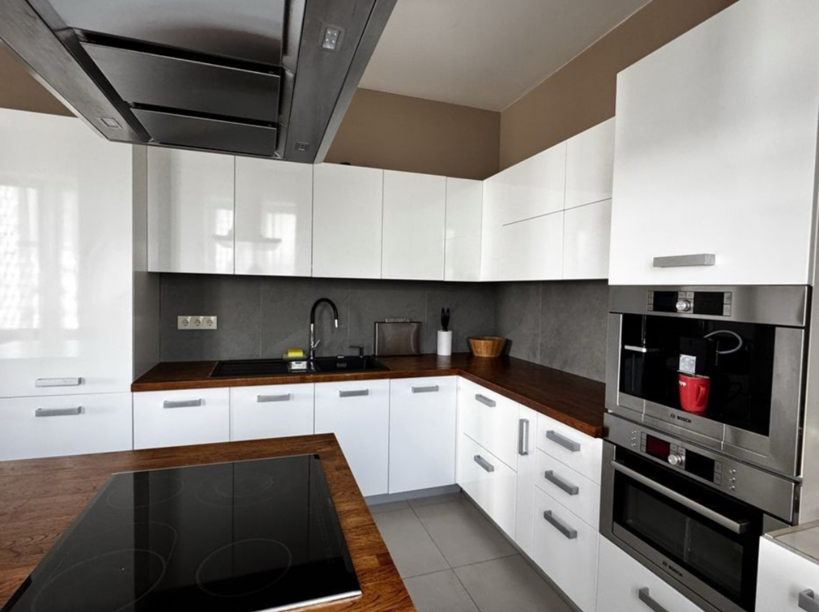 Сучасна трикімнатна квартира з краєвидом фото 1 Сучасна трикімнатна квартира з краєвидом фото 1