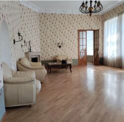 Продам потрясающую 4-х ком.кв. с видом на Оперный театр Театральный переулок (бывший пер.Чайковского). фото 1 Продам потрясающую 4-х ком.кв. с видом на Оперный театр Театральный переулок (бывший пер.Чайковского). фото 1