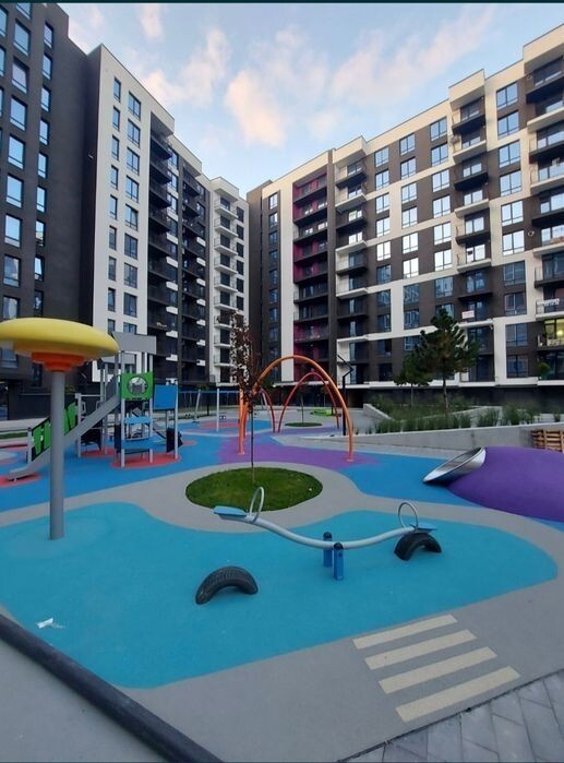 ������ 2 �� �������� � �������� � �� 'Famyli Plaza'. ���� 1