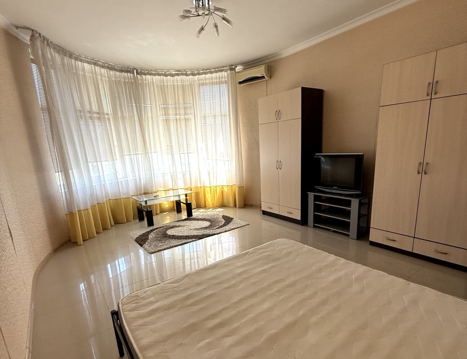 Продам 1 комнатную : кухня студия + спальня на Таирова с видом на море. фото 1 Продам 1 комнатную : кухня студия + спальня на Таирова с видом на море. фото 1