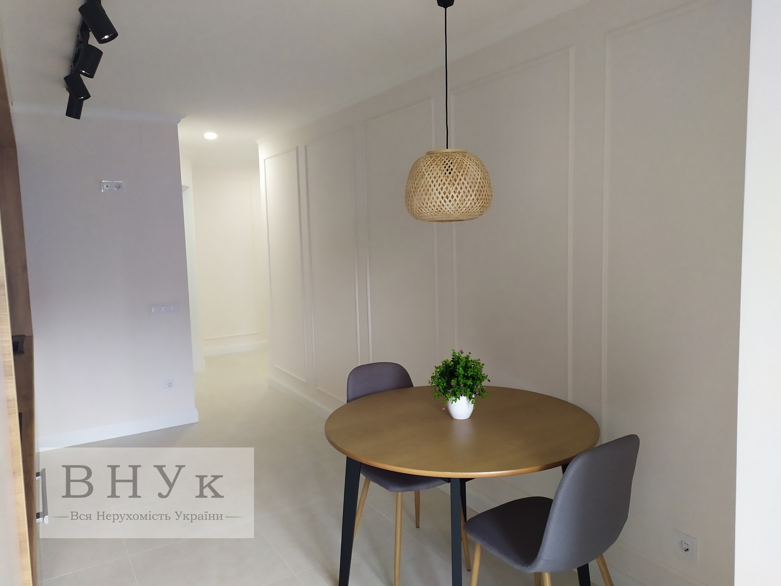 Продам 2 кімнатну квартиру з сучасним ремонтом в затишному районі міста фото 1 Продам 2 кімнатну квартиру з сучасним ремонтом в затишному районі міста фото 1