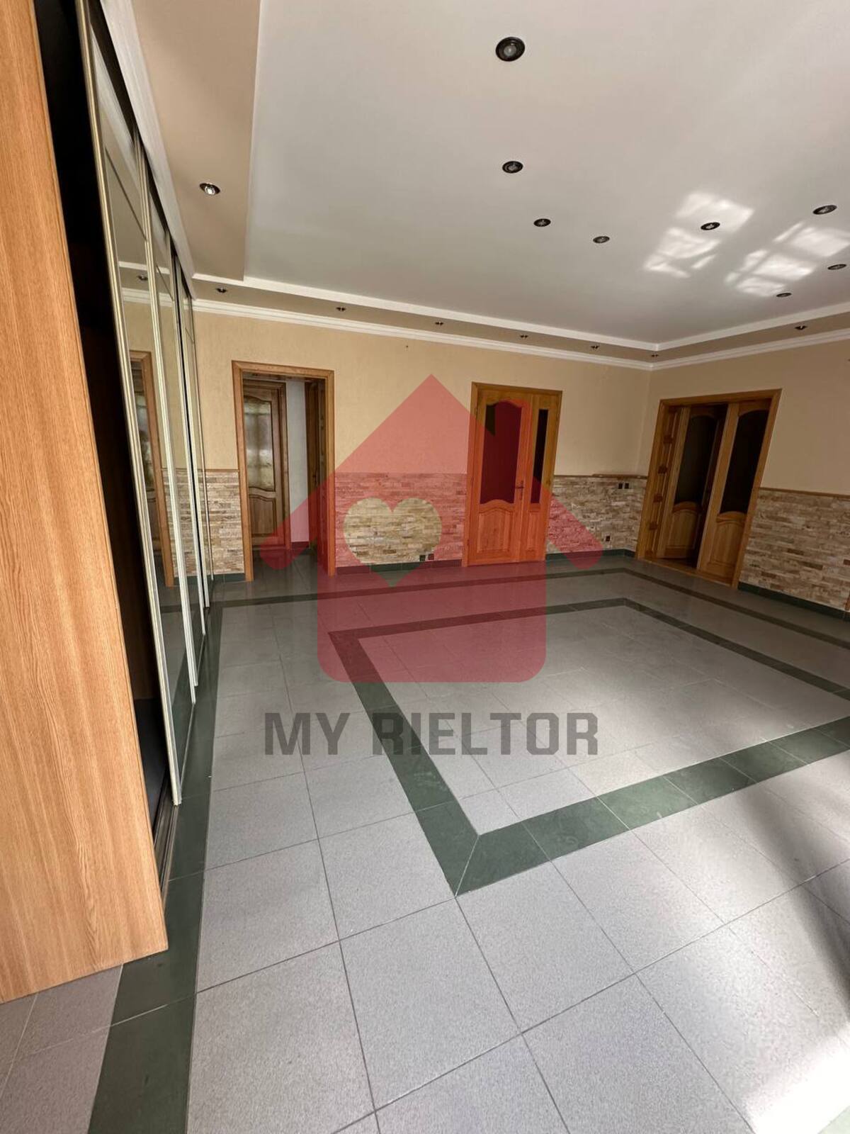 Продаж чотирикімнатної квартири по вул.Капушанська. фото 1 Продаж чотирикімнатної квартири по вул.Капушанська. фото 1