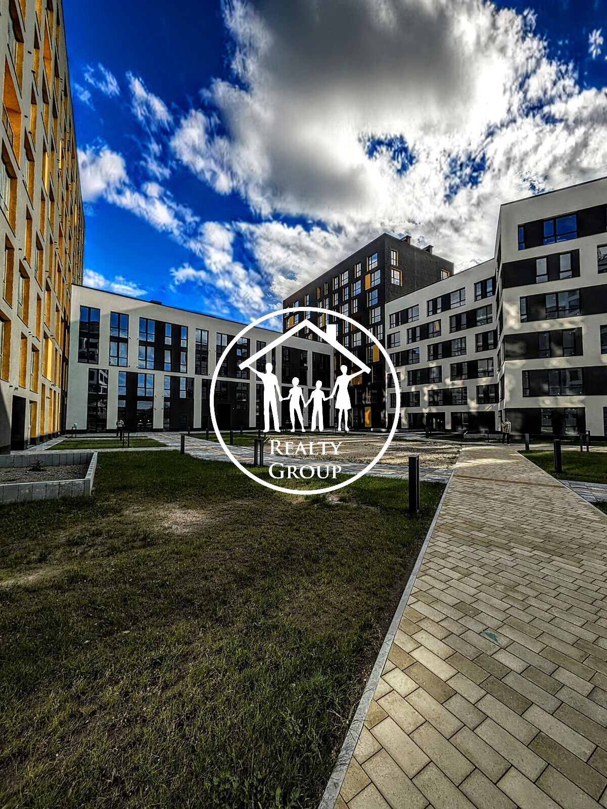 Продаж просторої двокімнатної на Хмельницького фото 1 Продаж просторої двокімнатної на Хмельницького фото 1