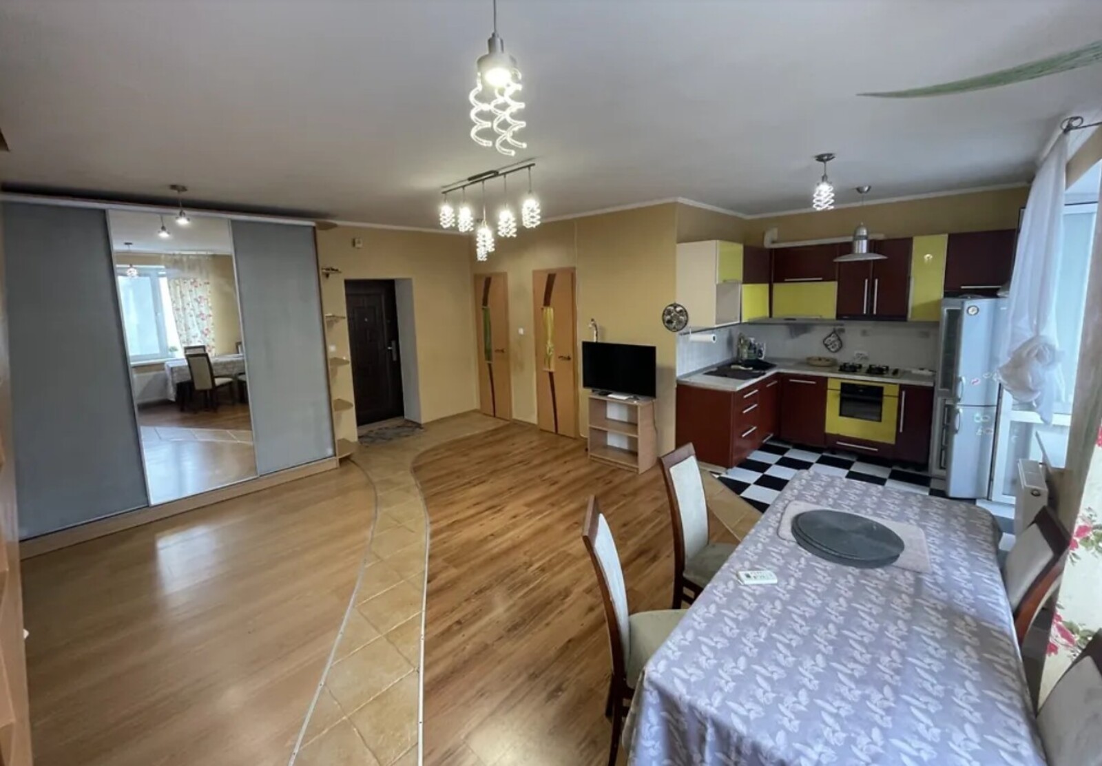 Продається 4-х кімнатна квартира в р-ні Поділля. Новий ремонт фото 1 Продається 4-х кімнатна квартира в р-ні Поділля. Новий ремонт фото 1