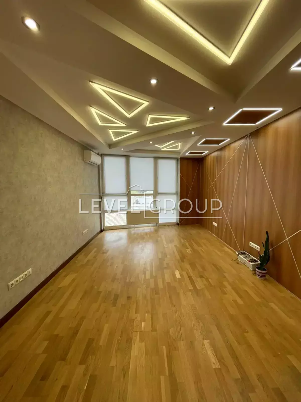  2-    ,  1900$/2,   .  1