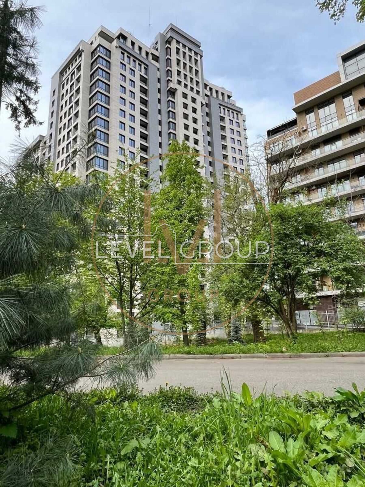  3       'Crystal Park Tower'  , 42  1