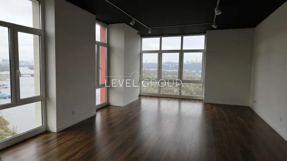 ��������� �� ���� ����� ����������� ���������� � ������� ���������, ����������� �������� ������ 110 �², ����������� �� 25 ������ ��������� ��������� ����������� ������. ���� 1