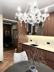 ����������� �� ������� ������� �������� ������ 42 �² (4 ����) �� 13 ������ � ������� ˳������ � �� ����� ������. ���� 9