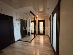 , 쳿, . (40- ), 58, 250 000$  6