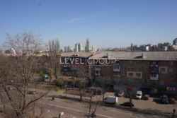 �������� 3-������� �������� 70 �² �� 7 ������ 9-����������� ������� �� ���. �����������, 28 (���������� �����). ���� 4