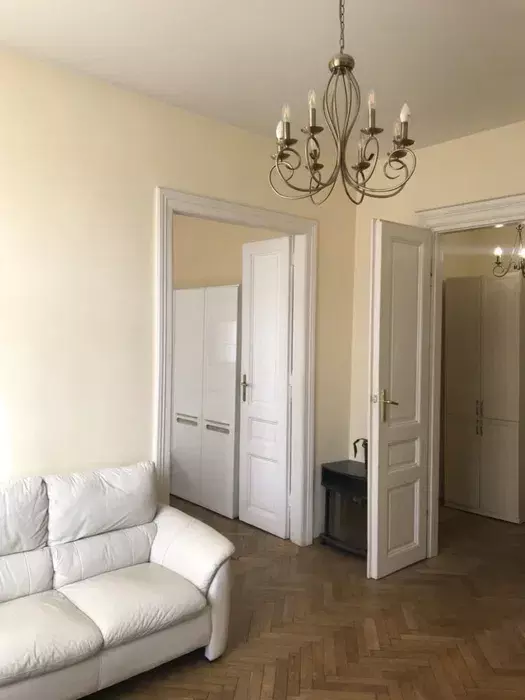 Продається 2-х кімнатна автентична квартира по вул. Грушевського фото 1 Продається 2-х кімнатна автентична квартира по вул. Грушевського фото 1