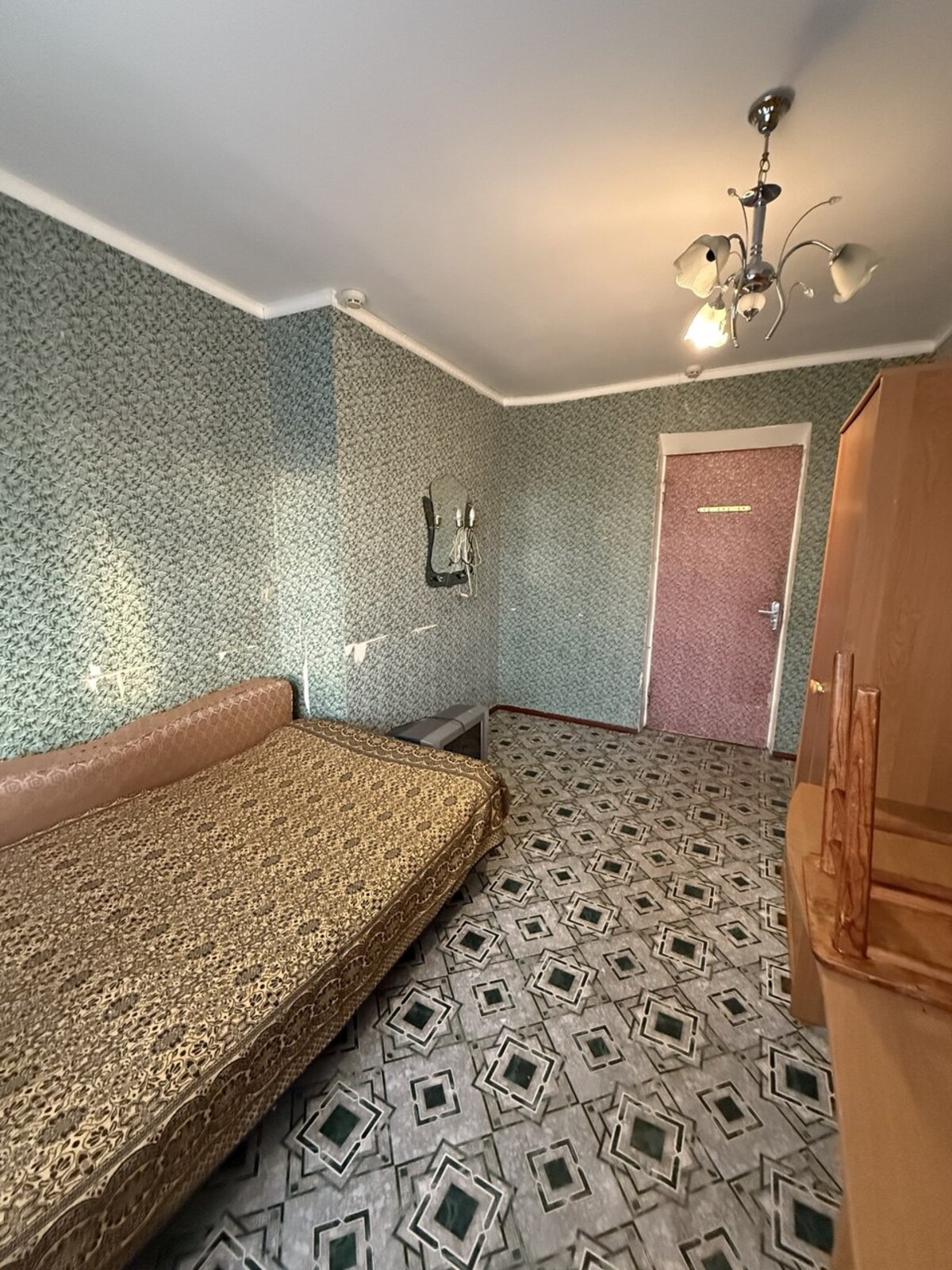 В продажі двокімнатна комунальна квартира фото 1 В продажі двокімнатна комунальна квартира фото 1