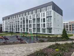 Балкон квартири у ЖК Еко-Дім Львів панорамний балкон з видом на парк Горішній