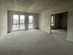 Вітальня квартири у ЖК Еко-Дім на Надійній на Надійнійпростора вітальня з великими вікнами у Львові