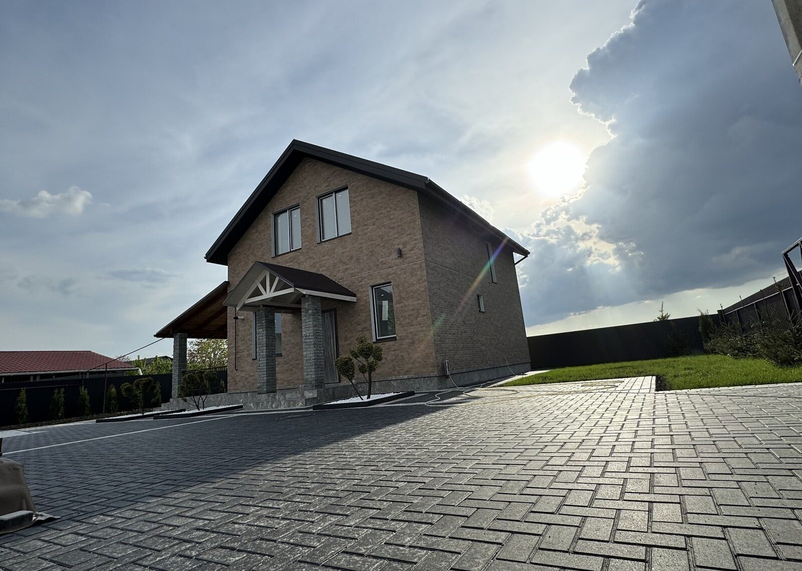 Продаж 2 поверхового будинку з ділянкою на 6 соток фото 1 Продаж 2 поверхового будинку з ділянкою на 6 соток фото 1