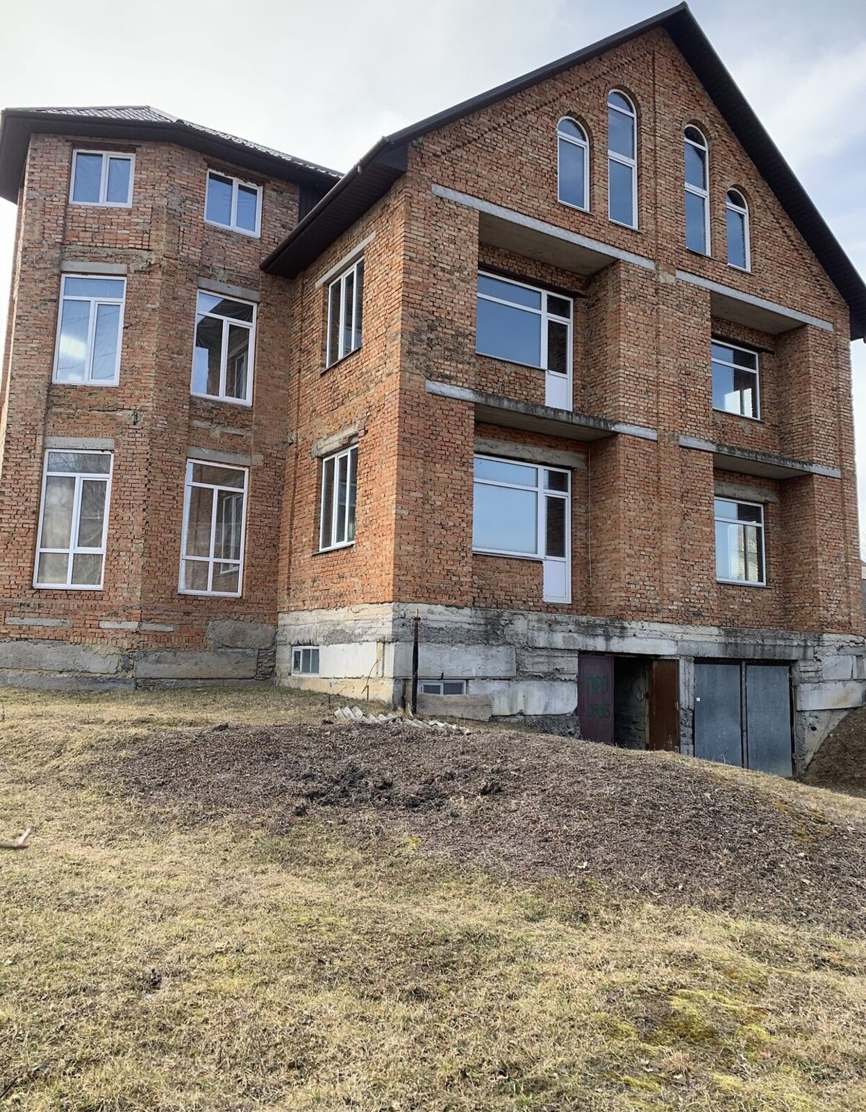 Продаж 3 поверхового будинку з ділянкою на 17 соток, 360 кв. м, 8 кімнат, на вул. Лісова фото 1 Продаж 3 поверхового будинку з ділянкою на 17 соток, 360 кв. м, 8 кімнат, на вул. Лісова фото 1