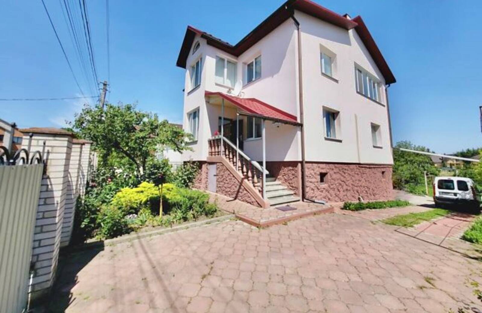 Продаж великого доглянутого будинку, з гарним садом та виходом до озера . фото 1 Продаж великого доглянутого будинку, з гарним садом та виходом до озера . фото 1